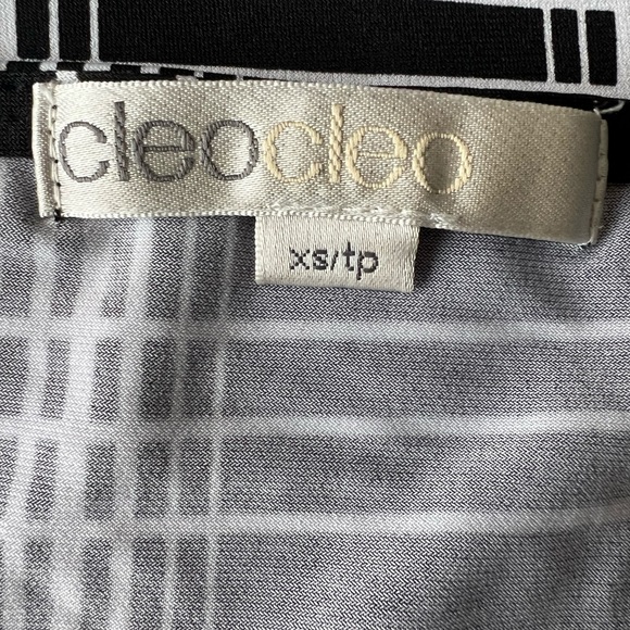 CLEO BLACK AND WHITE SLEEVELESS TOP SIZE XS - Picture 6 of 10